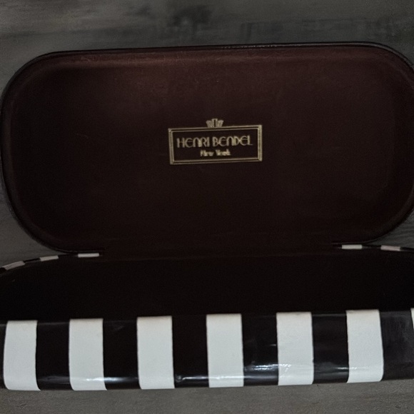 Henri Bendel sunglasses with case - Picture 9 of 9